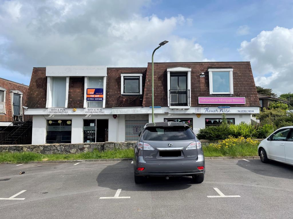 Lot: 44 - FREEHOLD MIXED USE INVESTMENT - front view of Dems House from main car park